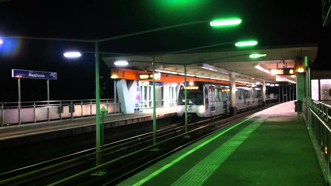 RET Metro SG3 rijtuig 5613 op Maashaven richting Den Haag Centraal (in de avond)