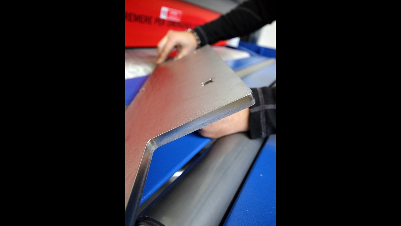 Lavorazione di satinatura metalli a Modena per conto terzi