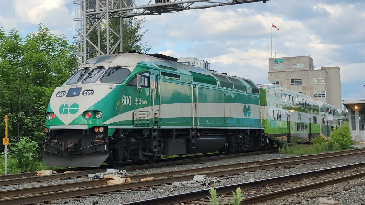 go-1879-hamilton-express-376-with-600-pulling-into-hamilton-go