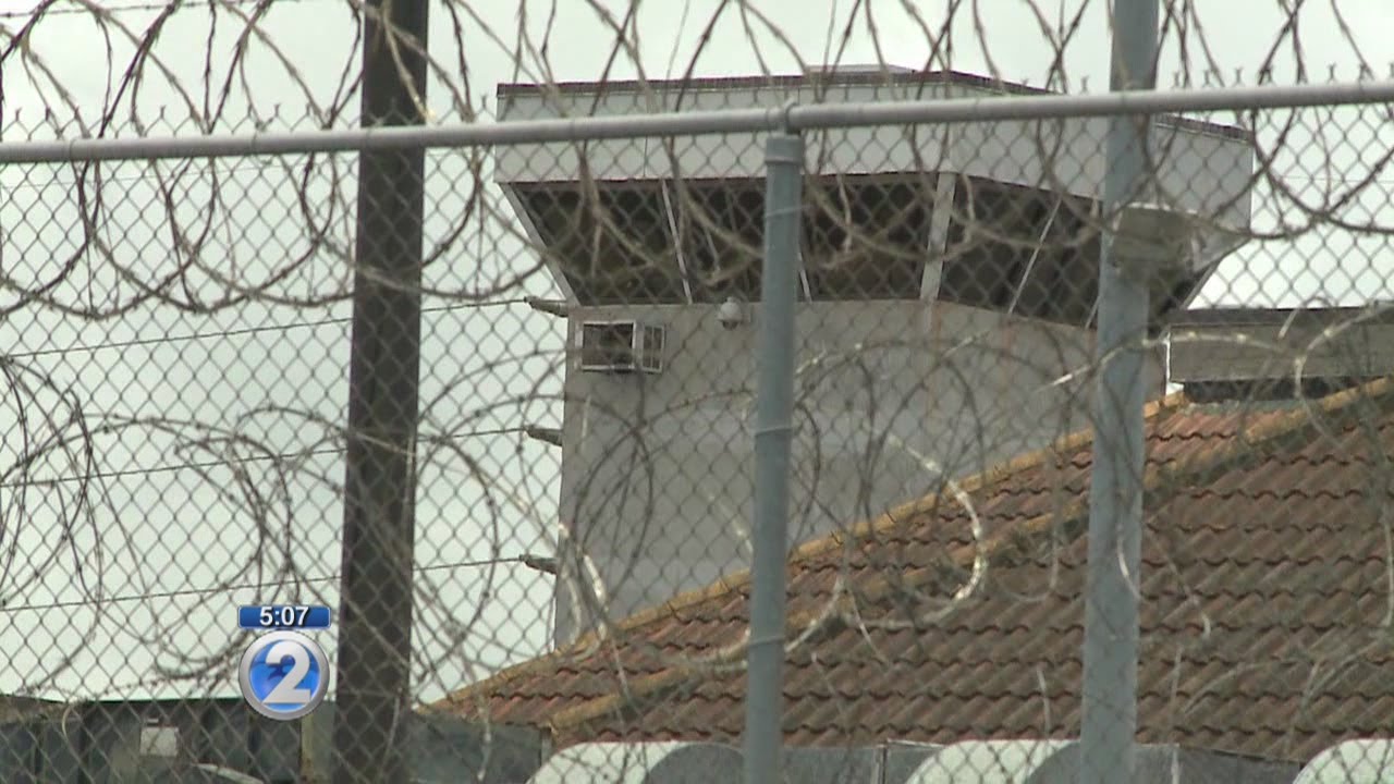 Inmate tries to escape OCCC by scaling razor wire fence - YouTube