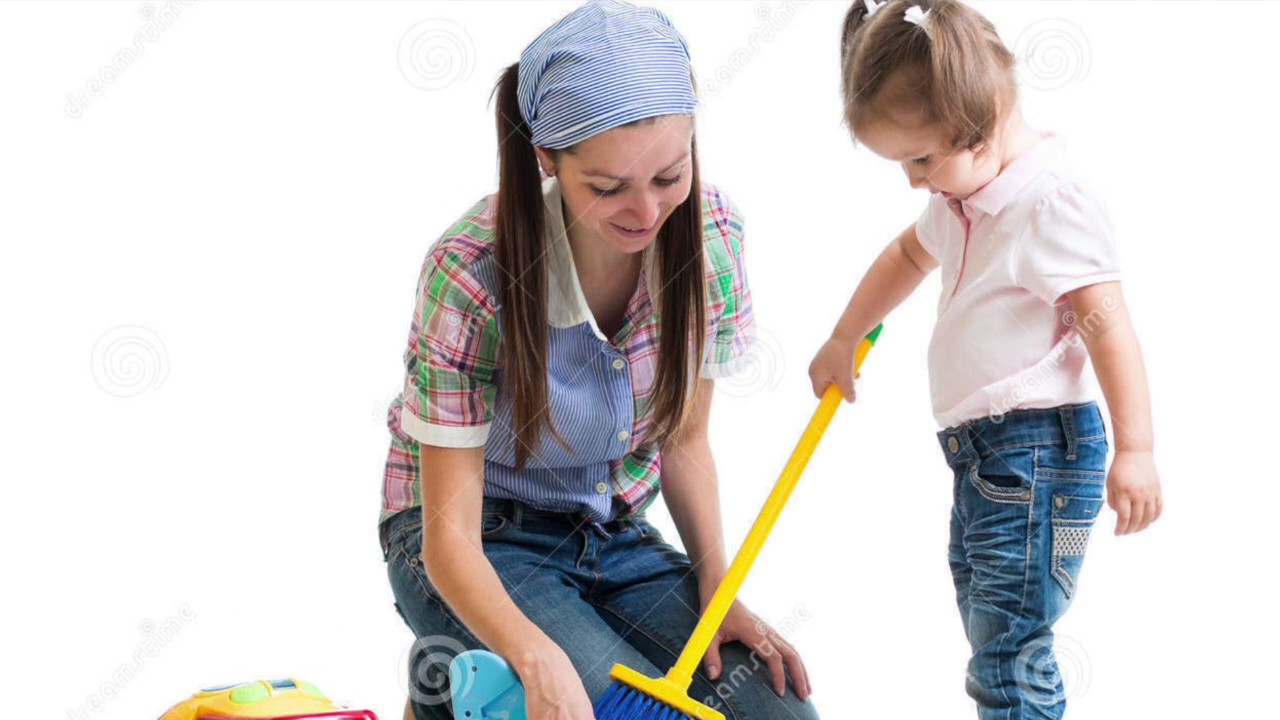 Mom cleaning. Mom cleaning room. Mom cleaning room. Семья убирается. Семейная уборка.