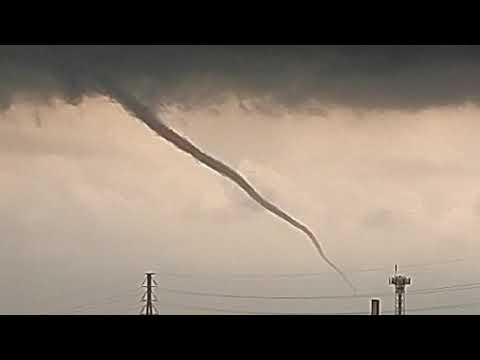 Video: Atšķirība Starp Tvisteru Un Tornado