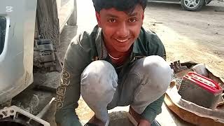 Shahzad Motors pa  wejan R ka ger  or us ke klch plat ka Kam  Ali Bhatti kar Raha ha