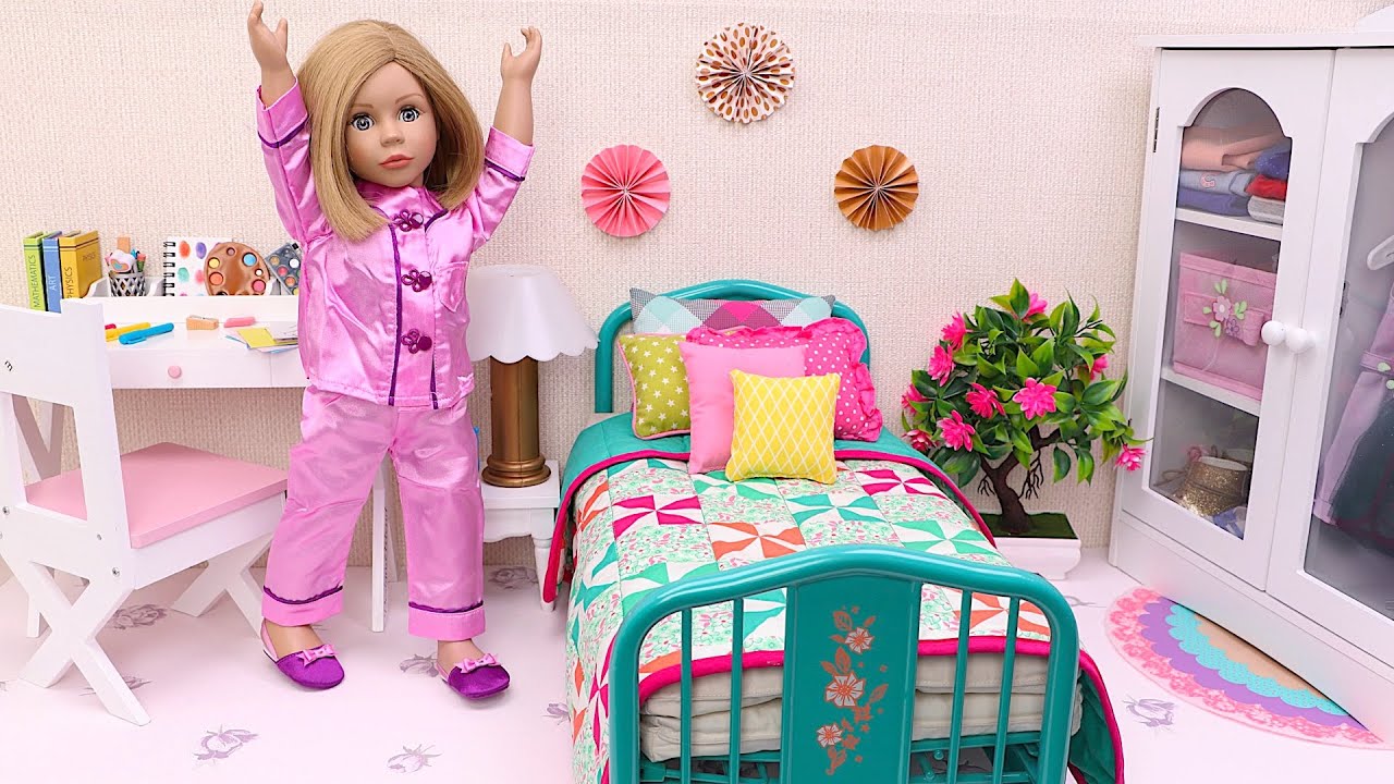Bonnie Pearl doll morning routine with pink pyjama - PLAY DOLLS