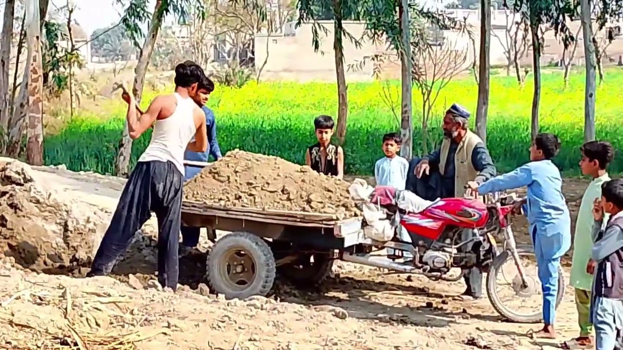 گاؤں کے لڑکے مٹی رکشے پر لوڈ کر کے گھر لے جا رہے ہیں  Village Life Pakistan