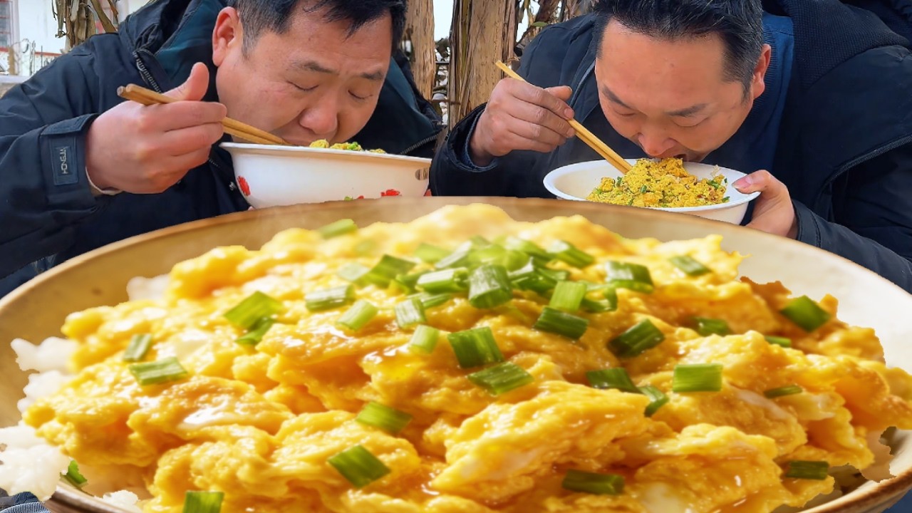 撿點雞蛋，二弟做“雞蛋蓋飯”，噴香下飯兄弟倆吃過癮了【鐵鍋視頻】