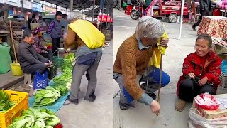 Yi pretended to be a beggar and went to the market to borrow money to eat. The disabled elder siste