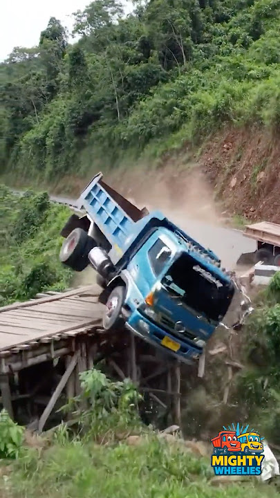 Truk Hino Jatuh Ke Jurang | Mighty Wheelies #trukoleng #dumptruck #truck