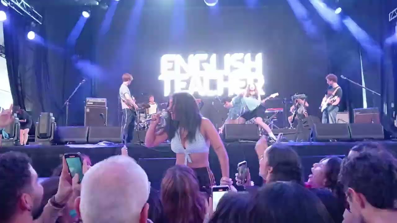 English Teacher - R&B w/ fan playing guitar on stage (Live at C6 Fest, Brazil)