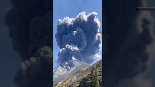 В Перу началось извержение вулкана Убинас.