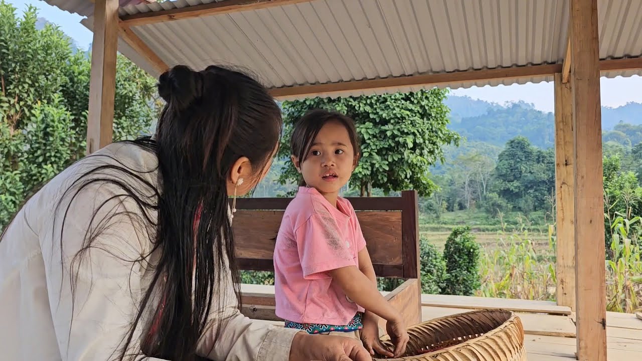 Poor 8-year-old orphan girl struggles to make a living alone, preparing to move to a new house