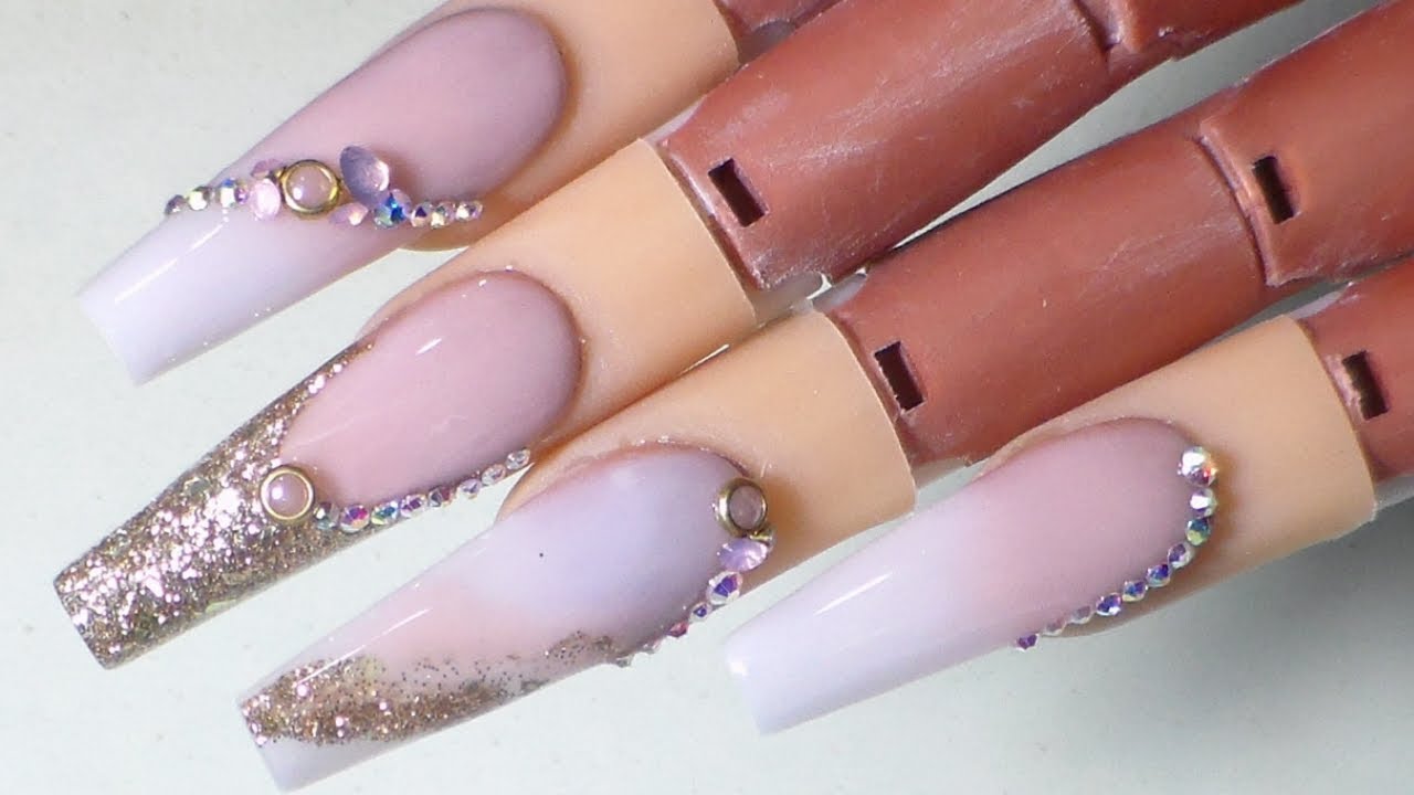 uñas acrilicas diseño babybomer con dorado super elegantes uñas blancas