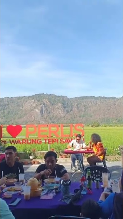 Warung tepi sawah. Menu sarapan pagi orang kampung.. best !!