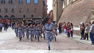 FANFARA BERSAGLIERI SUONA DI CORSA IN PIAZZA MAGGIORE A BOLOGNA