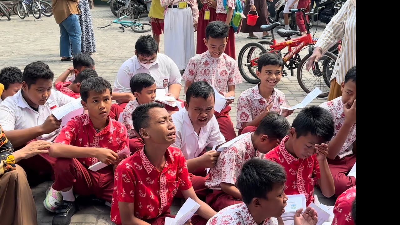 Prank kelulusan kelas VI SDN Kota Baru VII