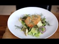 Opskrift: Hellefiskefilet Meuiére på varm salat af spidskål, rosenkål og pære