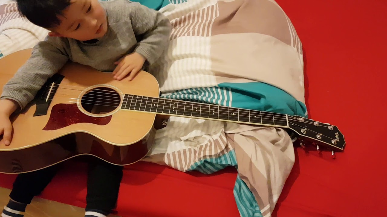 Johny test cây đàn Taylor 512e