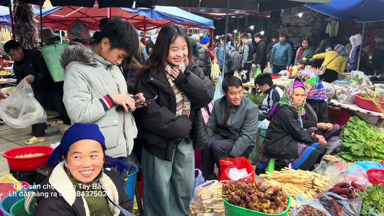 Sốc chợ phiên Bắc hà bán toàn thảo dược quý và du khách thưởng thúc những món ăn đặc sắc 