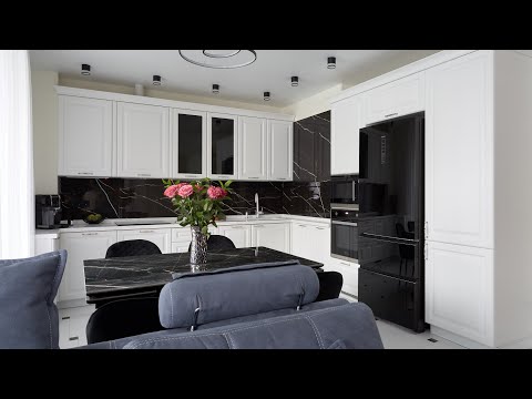 Обзор белой классической кухни с чёрным фартуком