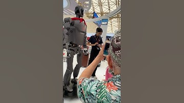 Khoảnh khắc lay động ở gian hàng Vinrobotics: Cụ ông 80 tuổi kiên nhẫn chụp hình và bắt tay robot