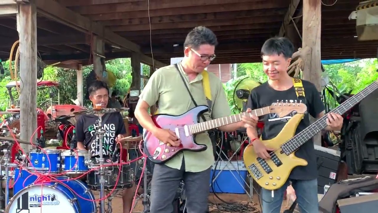 เล่นบนพื้น บรรเลงสด ลายแห่ ทีมงานตุ้มพิณซิ่งสะเดิด