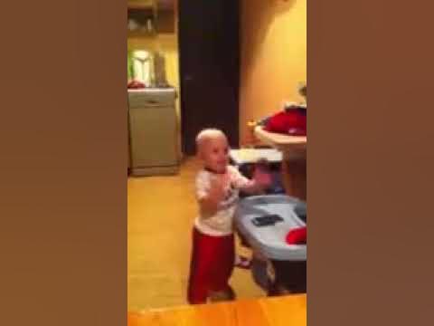 МАЛЫШ танцует - YouTube