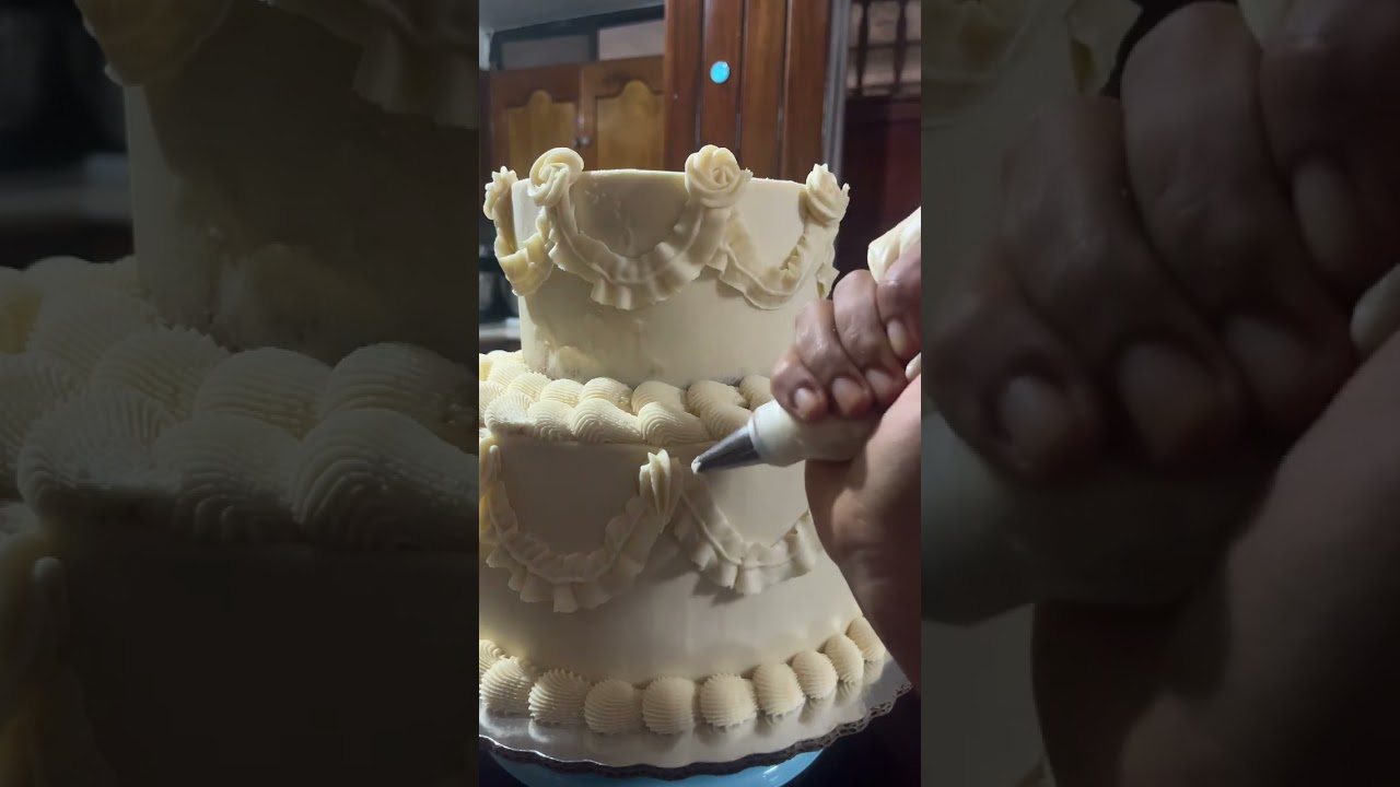 Pastel con buttercream o betún americano, pastel de dos pisos, comenta si quieres la receta 👇🏾