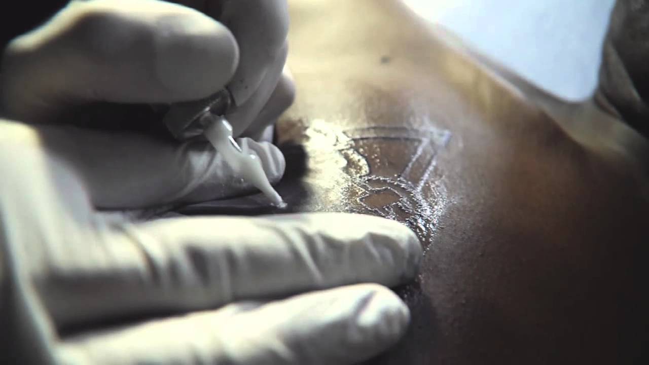 Белая татуировка 220 Вольт на афроамериканце