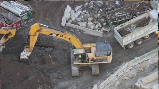 Cat 345DL Excavator loading truck with mud
