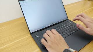 DellのXPS 14(2026年モデル)でキーボード入力＆マウスパッド操作を行うところ