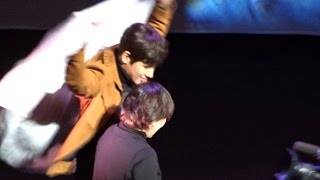 161127 Ji Chang Wook reenacted the blanket scene from "The K2" with a fan - JCW Autumn Festival