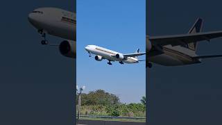 Singapore Airlines 777-312(ER) 9V-SWY/Landing on runway 22L/ Flight from FRA to JFK Singapore Airlines 777-312(ER) 9V-SWY/Landing on runway 22L/ Flight from FRA to JFK