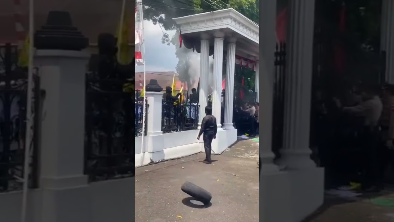 Momen lucu penjaga demo di lempar ban oleh pendemo 