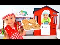Diana Şirin Mutfak Oyuncaklarıyla Yemek Pişirmece Oynadı