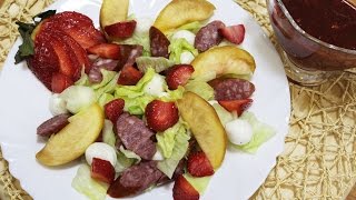 Салат "Клубничный рай" с сыром моцареллой и охотничьими колбасками Салат "Клубничный рай" с сыром моцареллой и охотничьими колбасками