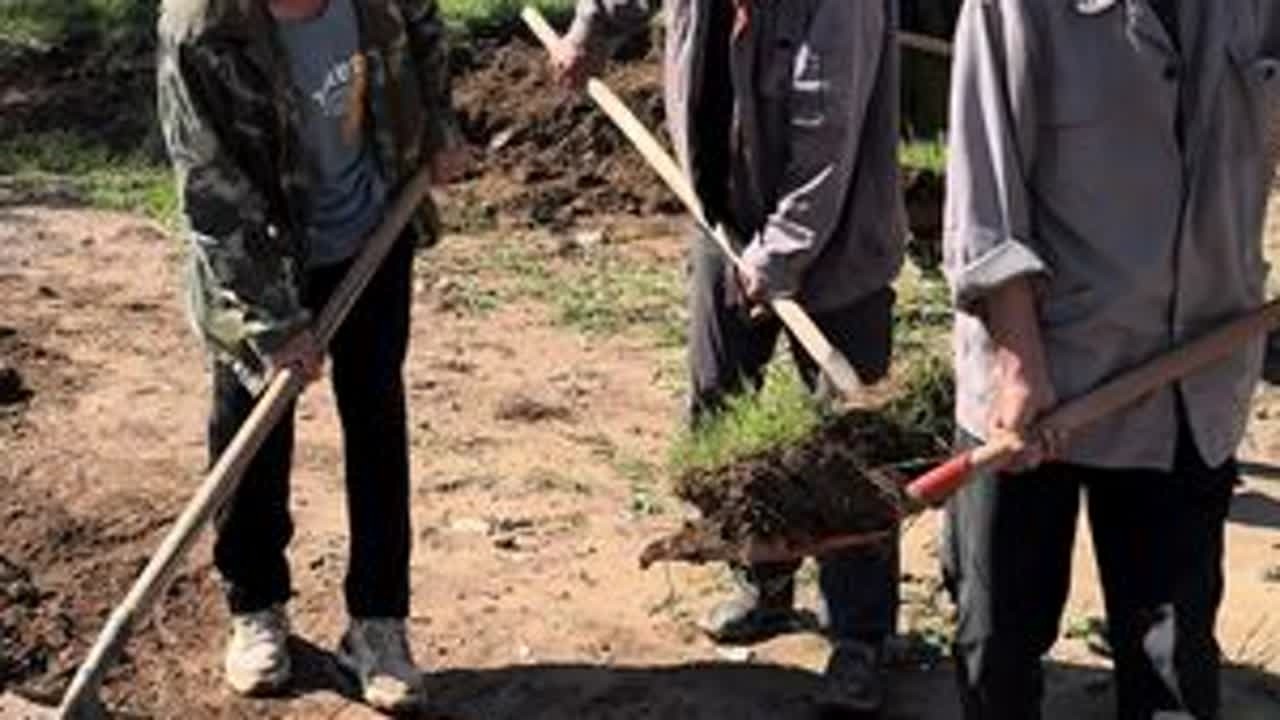 一场大雨倾盆而下，也冲刷了所有，就连道路也变得泥泞不堪，村子里面的人都没办法行走了。今日总算露出一丝阳光，召集村子里所有人一起垫路#农村生活 #抖音新农人 #新农人计划