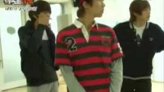 [ZE:A Cut] ZE:A maknaes play a hidden camera trick on the hyungs (Part 1) screenshot 3