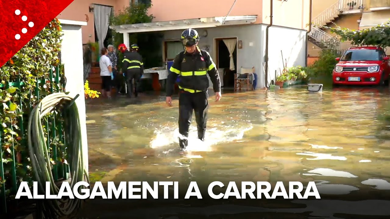 Maltempo in Toscana, sottopassi allagati e case invase dal fango a Carrara: 