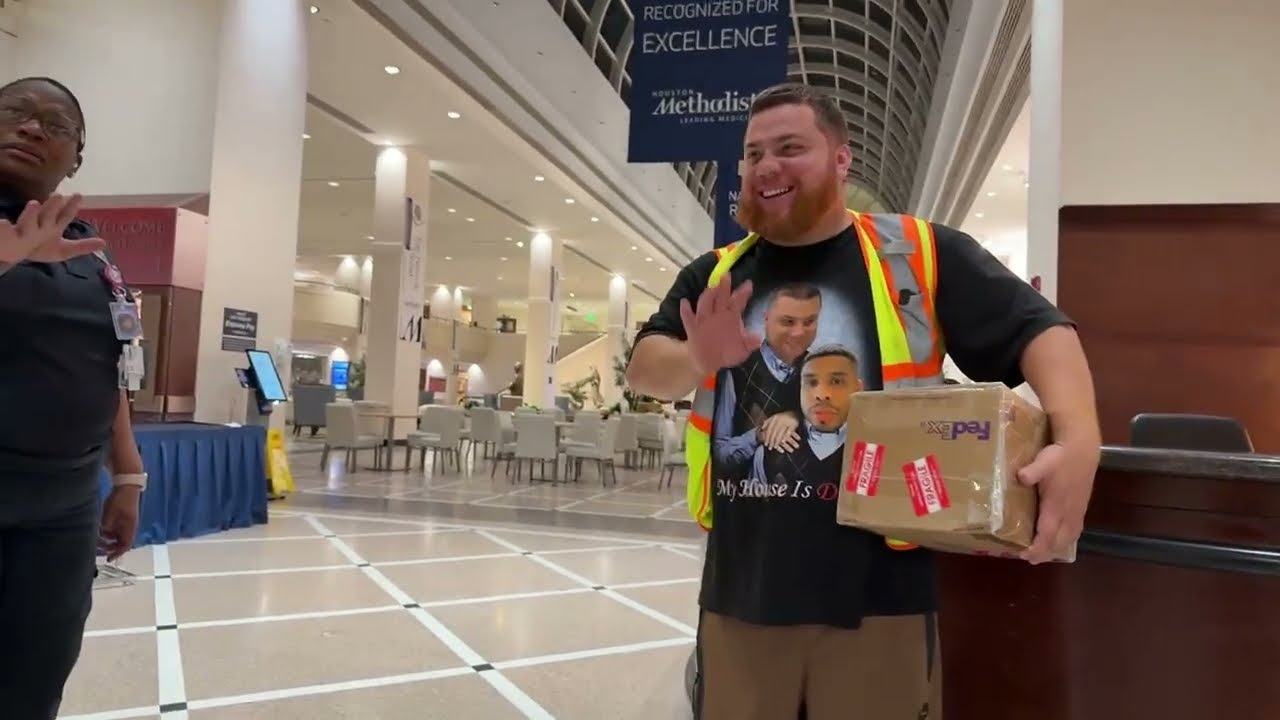 Розыгрыш с курьером в красной одежде в прямом эфире - MyHouseIsDirty