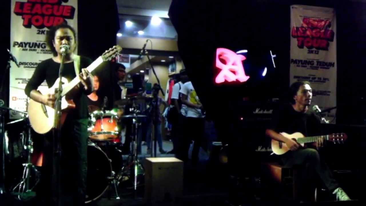 Payung Teduh - Angin Pujaan Hujan (2012 Live at Makassar) HD - YouTube