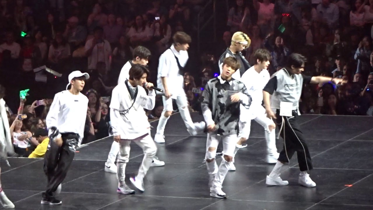 KCON NY 2018 Day 1 - Stray Kids - District 9 + Random play