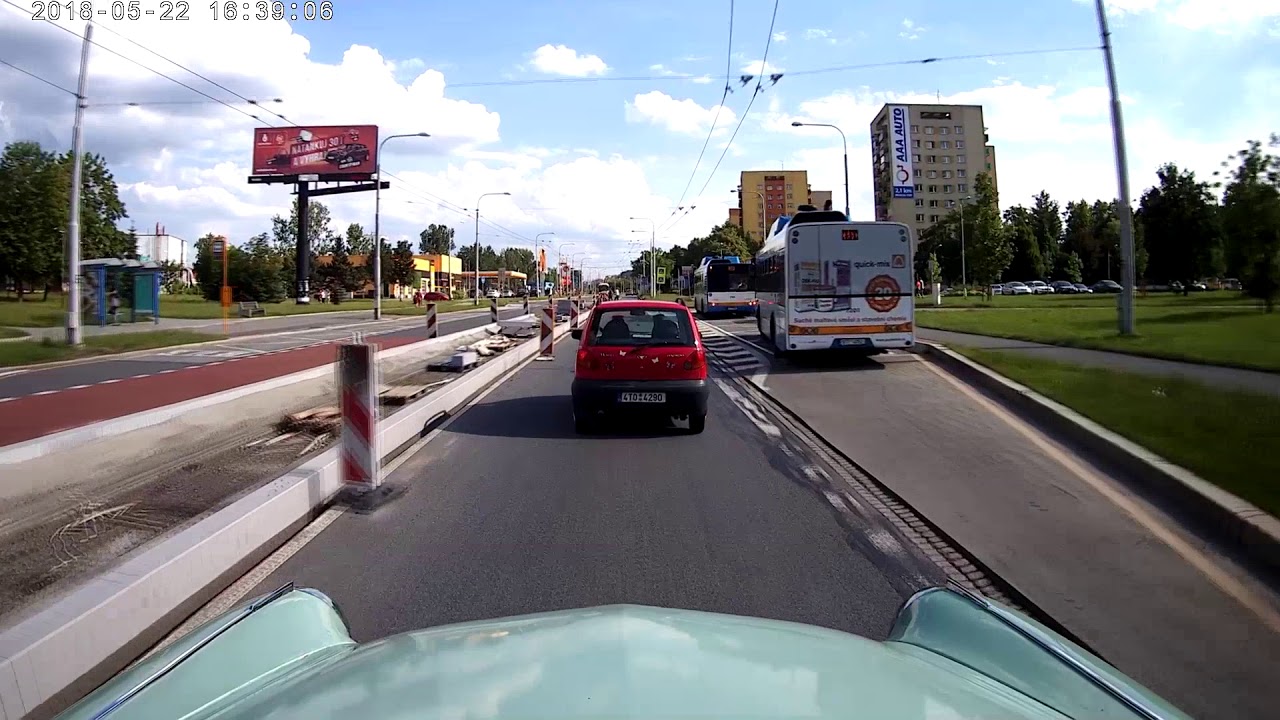 Где в машине газ