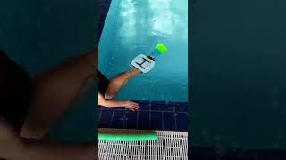 IDROCHINESI: Rinforzo muscolare della gamba in acqua in posizione eretta