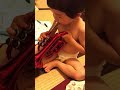 トランペットを吹く2歳児
