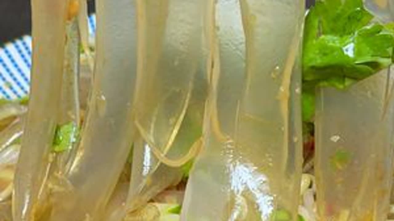 手工粉皮的制作方法，Q弹爽滑，健康无添加，3分钟搞定 #抖音美食创作人  #小吃  #家常菜  #在家做美食