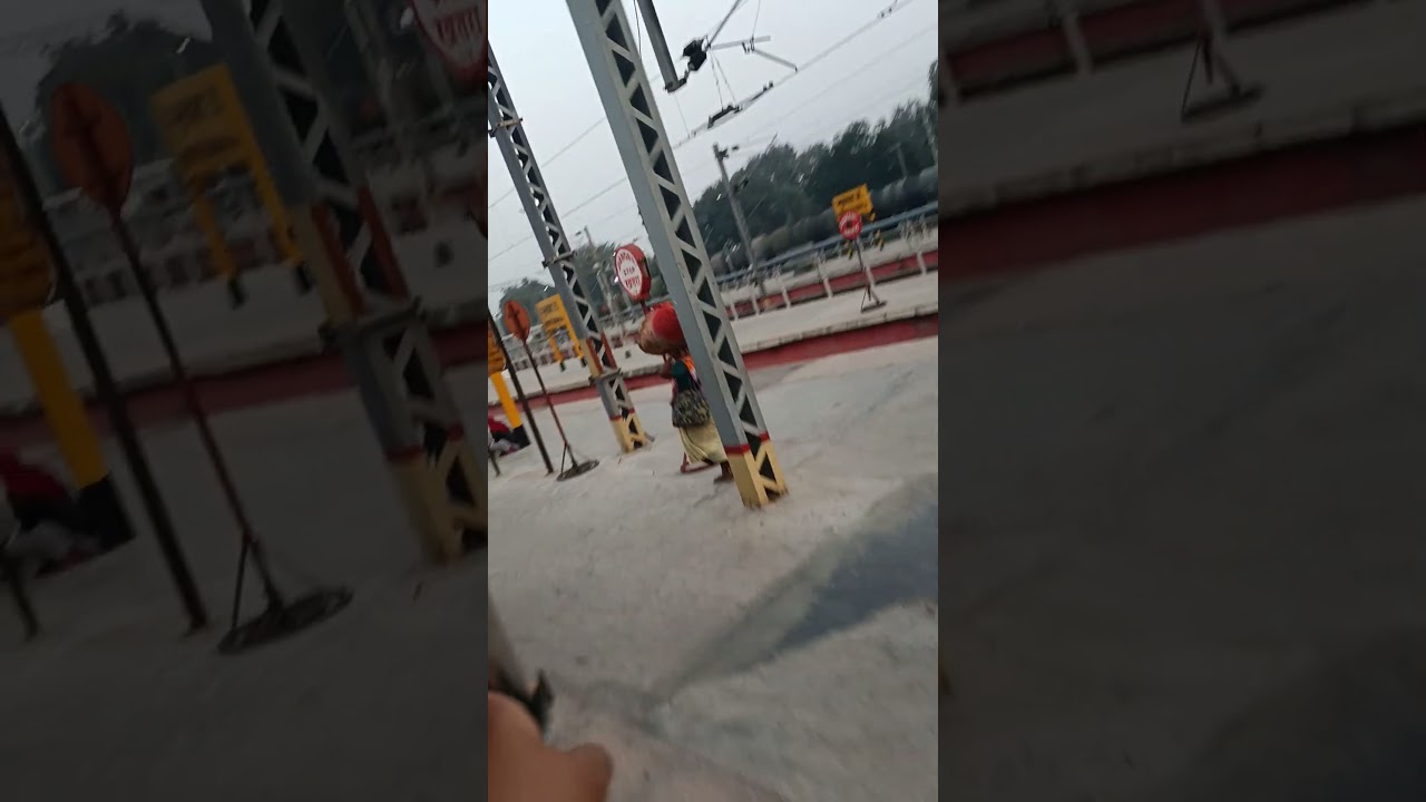 Departure of 11072Balia-Ltt Kamayani Express from Bhusaval Jn 