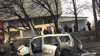 Взрыв в Харькове 2015 (Архивное видео)(6 марта 2015 Салтовка Харьков Взрыв машины! На ул Познанской 2 6 марта 2014 прогремел взрыв около 12:00., 2015-03-06T10:29:25.000Z)