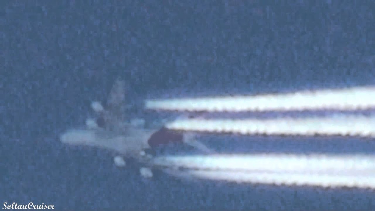 airbus a220 Lufthansa Airbus A380 and Qantas Airbus A380 Contrails (03|06|2011)