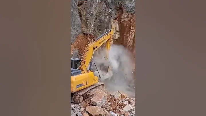 Excavator with damaged cylinder after being hit by a falling rock - DayDayNews