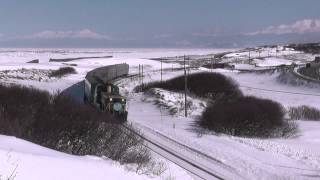 Drift ice Okhotsk Sea and truck train.　流氷ノロッコ号・キハ快速知床